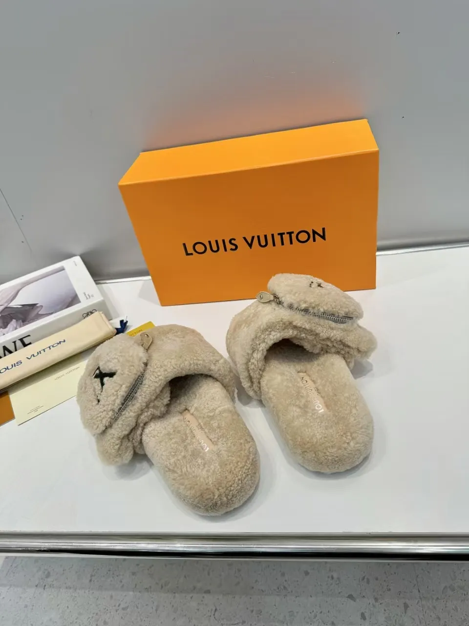 👟👟Ex-factory price 500👟👟 Popular style [LV mop] official website synchronization: counter quality! My family only makes all-genuine lamb 🐑 wool. A giant trendy fall and winter thick-soled fur flip flop. The super comfortable and luxurious wool texture makes your feet more beautiful, confident and comfortable. It is very suitable for home and outdoor use. 1: Fabric: Genuine leather lamb 🐑 wool 2: Lining: Genuine leather lamb 🐑 wool 3: Foot pads: Genuine leather lamb 🐑 wool 4: Outsole: Wear-resistant and non-slip rubber outsole 5: Number of yards: 35-41 yards [Note: 41 customized]